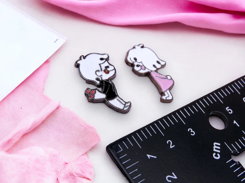 Lot de 2 Pin's Broche Email | Couple d'enfants | Amoureux | Amour Offrir Fleurs | Kawaii | Fun