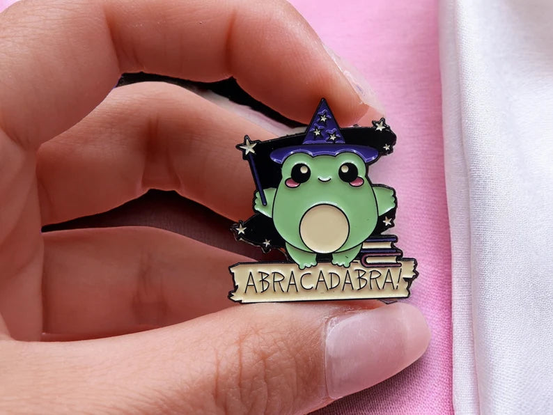 Pin's Broche Email | Grenouille Sorcier | Chapeau de Sorcier | Magie Abracadabra | Kawaii | Fun | Humour