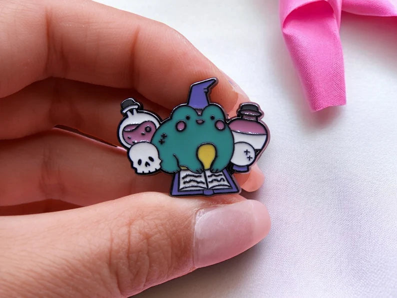 Pin's Broche Email | Grenouille Sorcier | Chapeau de Sorcier | Magie Abracadabra | Kawaii | Fun | Humour