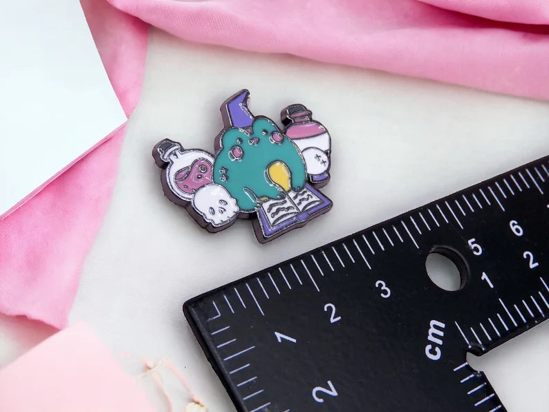 Pin's Broche Email | Grenouille Sorcier | Chapeau de Sorcier | Magie Abracadabra | Kawaii | Fun | Humour