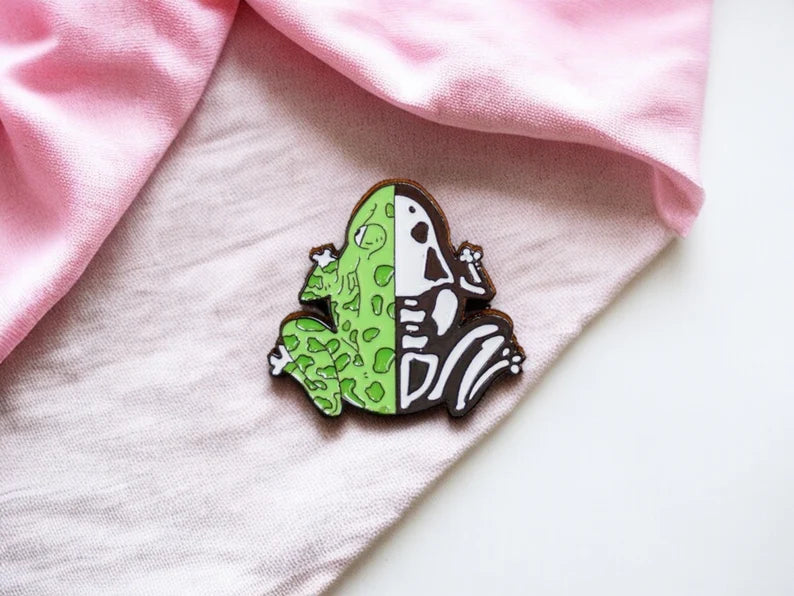 Pin's Broche Email | Grenouille Moitié Squelette | J'aime les Grenouilles | Grenouille | Kawaii | Fun | Humour