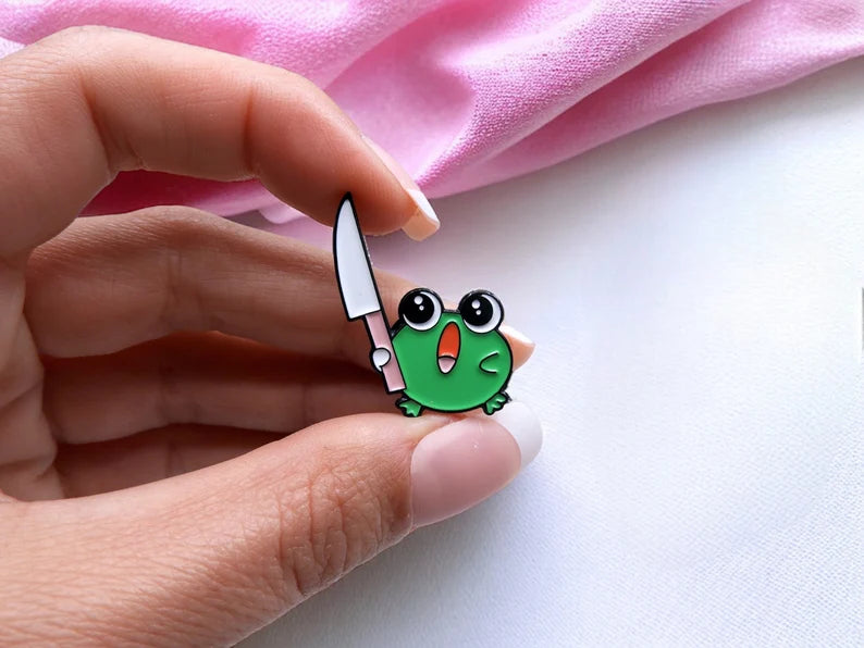 Pin's Broche Email | Grenouille Lapin Couteau | Humour | Mignon | Fun | Kawaii