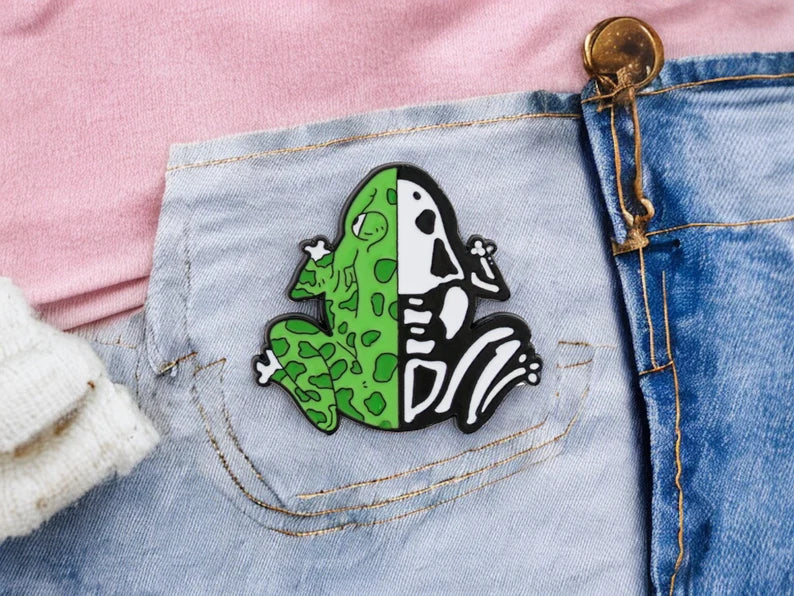 Pin's Broche Email | Grenouille Moitié Squelette | J'aime les Grenouilles | Grenouille | Kawaii | Fun | Humour