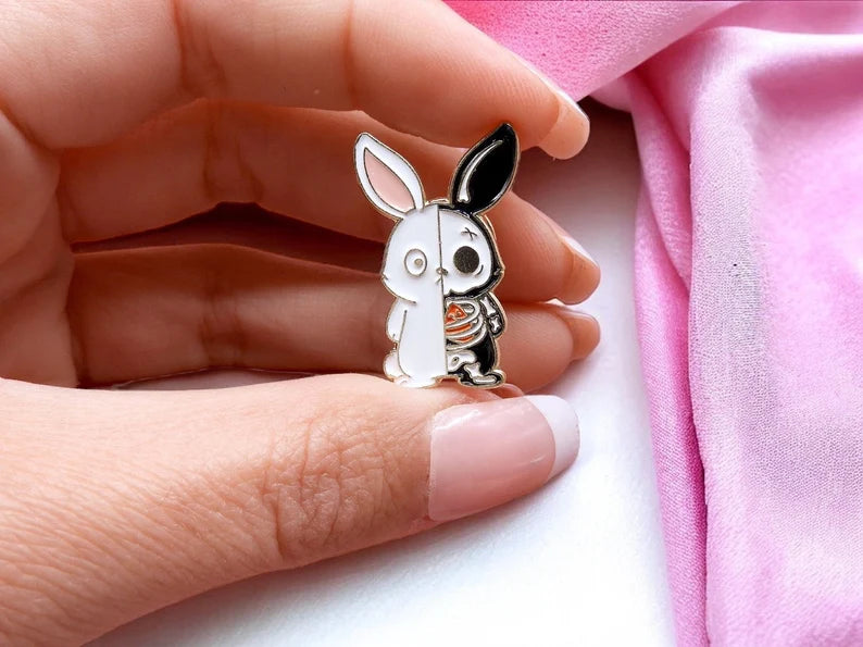 Pin's Broche Email | Grenouille Lapin | Moitié Squelette | Grenouille | Kawaii | Fun | Humour