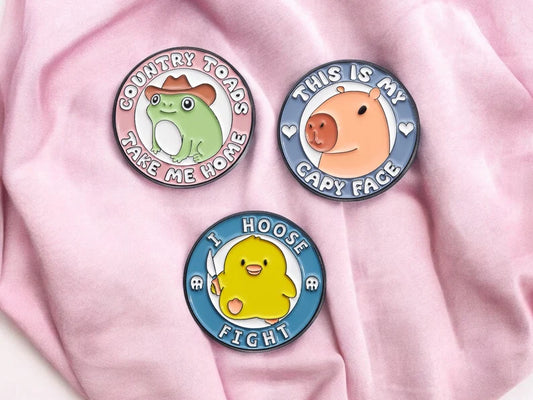 Pin's Broche Email | Animaux Bande Dessinée | Badge | Humour | Kawaii | Mignon | Grenouille Capy Poussin