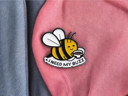 Pin's Broche Email | Dessin Animé Abeille Tasse de Café | I Need My Buzz | Kawaii | Mignon Humour Fun