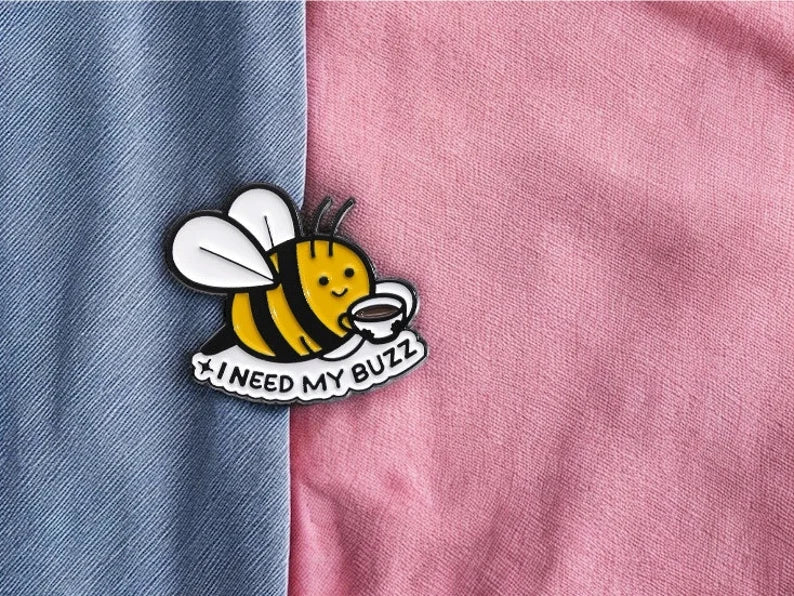 Pin's Broche Email | Dessin Animé Abeille Tasse de Café | I Need My Buzz | Kawaii | Mignon Humour Fun