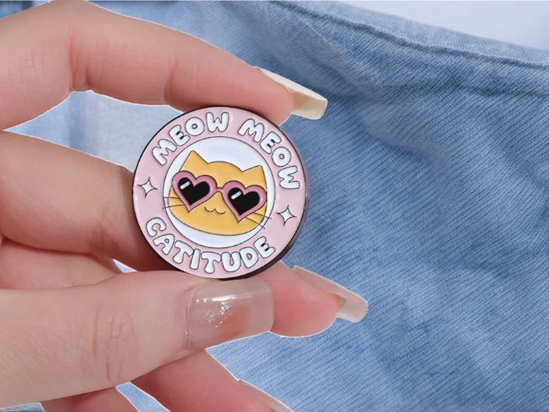 Pin's Broche Email | Bande dessinée Chat Humour | Rose Girly Féminin | Amoureux des Chats | Kawaii | Mignon