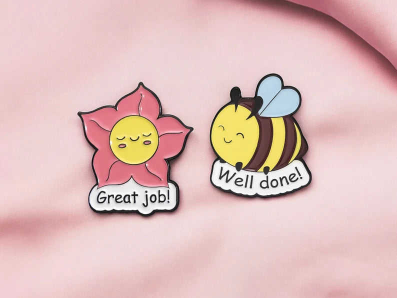 Pin's Broche Email | Dessin Animé Abeille Fleur Well Done Great Job | Printemps | Kawaii | Mignon