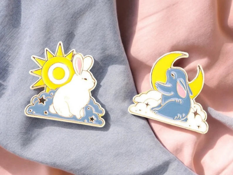 Pin's Broche Email | Lapin Lune ou Soleil | Kawaii | Mignon Dessin Animé