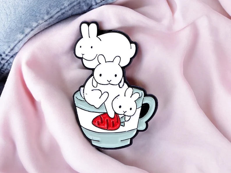 Pin's Broche Email | Lapin Pile de Tasse Kawaii | Kawaii | Fun | Humour Mignon