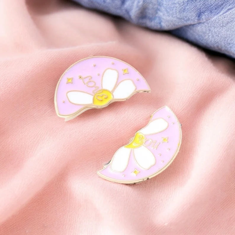 Lot de 2 Pin's Broche Email | A partager | Fleur Love You couper en 2 | BFF ou Couple | Kawaii | Mignon