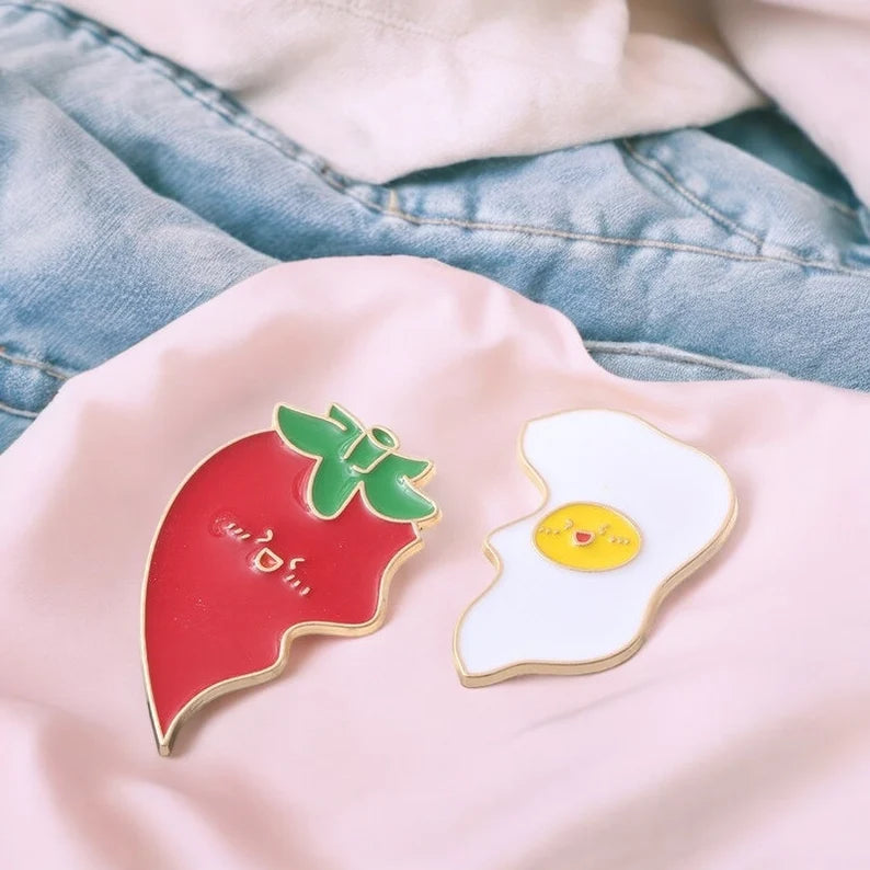 Lot de 2 Pin's Broche Email | A partager | Oeuf Ketchup Tomate couper en 2 | BFF ou Couple | Kawaii | Mignon