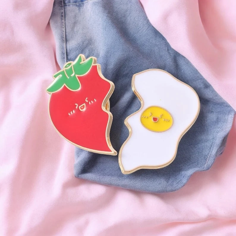 Lot de 2 Pin's Broche Email | A partager | Oeuf Ketchup Tomate couper en 2 | BFF ou Couple | Kawaii | Mignon