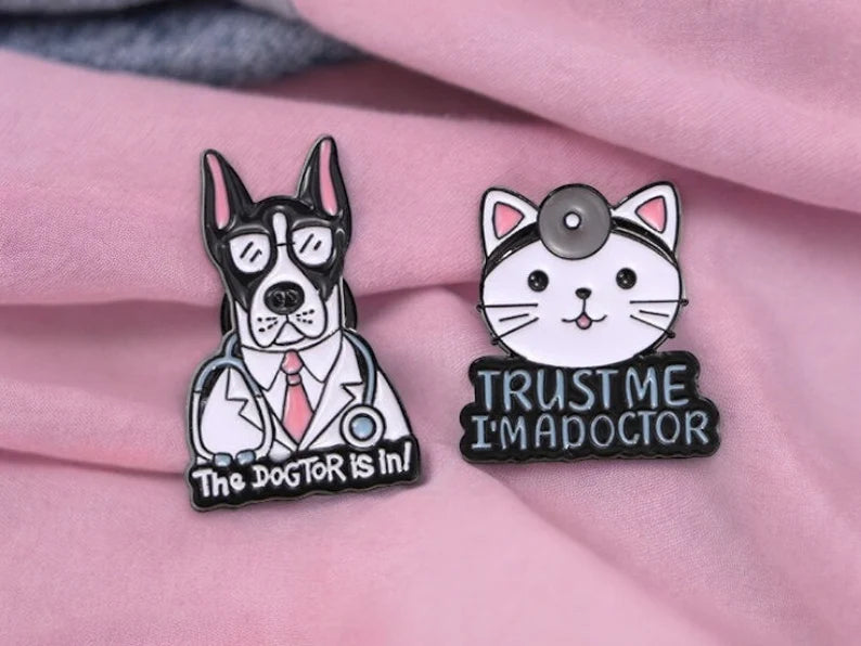 Pin's Broche Email | Chat ou Chien Docteur | Humour DuckTor | Médecine | Kawaii | Fun | Humour