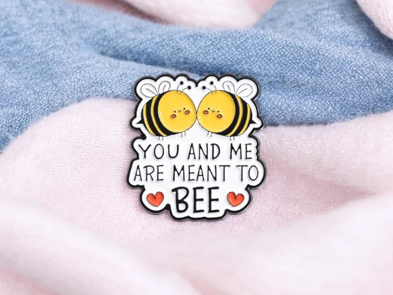 Pin's Broche Email | Dessin Animé Abeille | Jeu de Mots Bee Mine, Let it Bee | Kawaii | Mignon Humour Fun