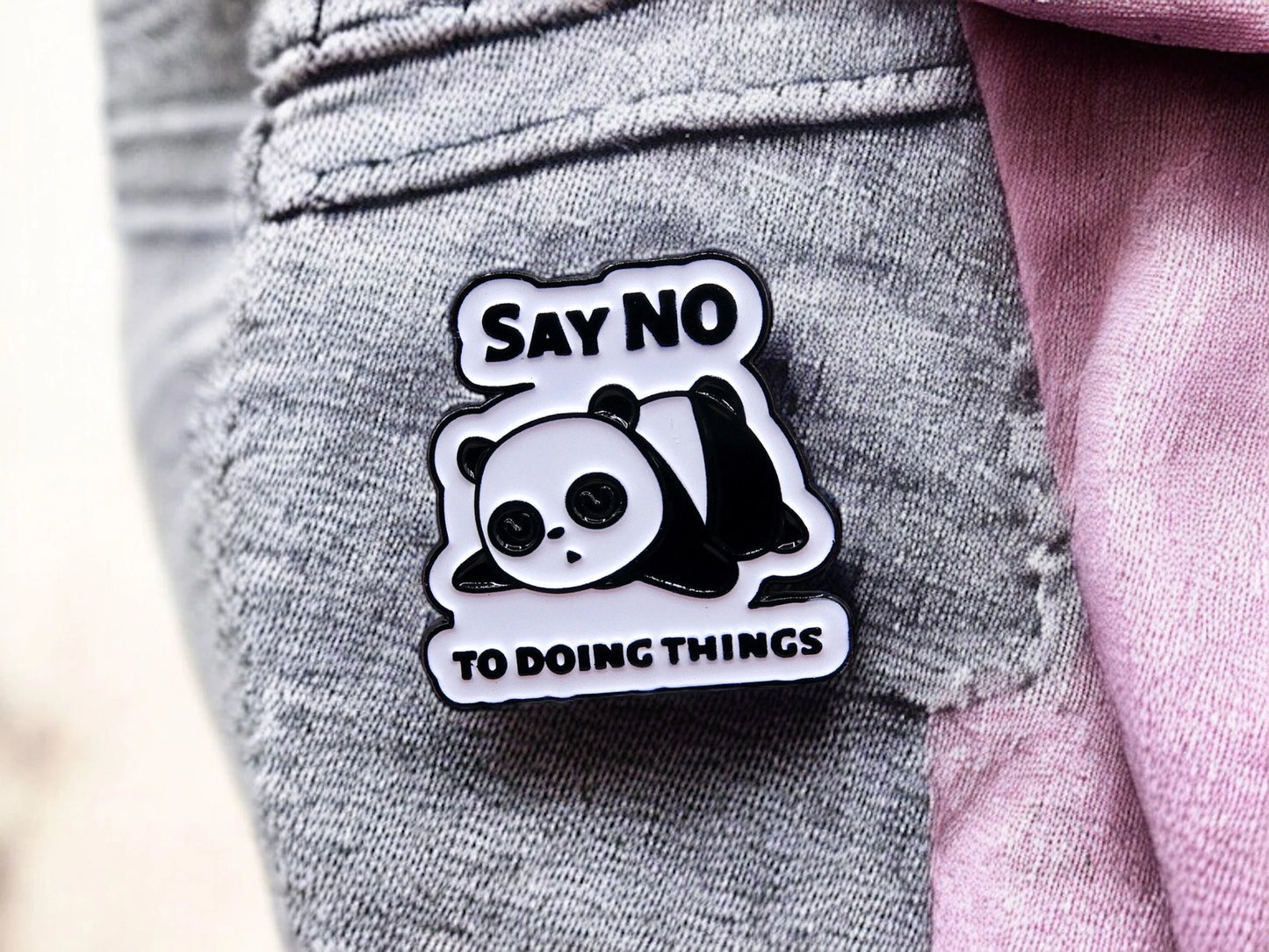 Pin's Broche Email | Panda Flemme | Say No to Doing Things | Dire Non a Faire des Choses | Kawaii | Mignon Dessin Animé