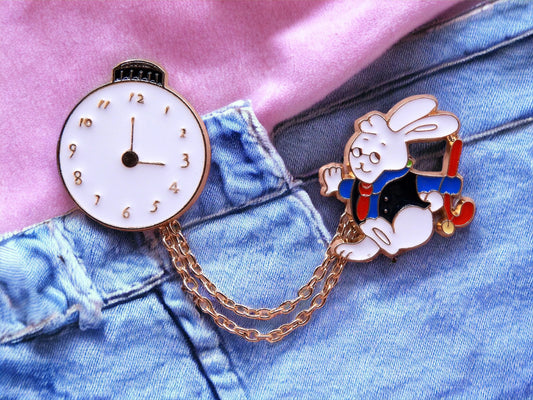 Lot de 2 Pin's Broche Email | Alice aux Pays des Merveilles | Lapin En Retard Alice | Kawaii Mignon