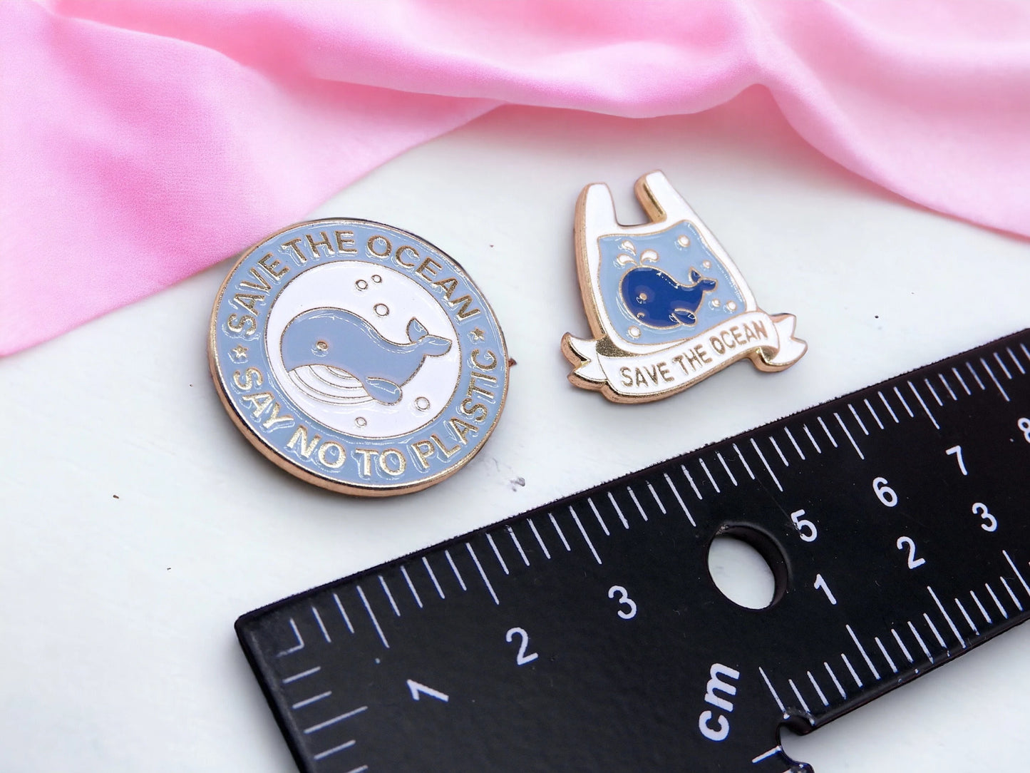 Pin's Broche Email | Save the Ocean | Baleine Océan | Sac Plastique | Kawaii | Fun | Humour