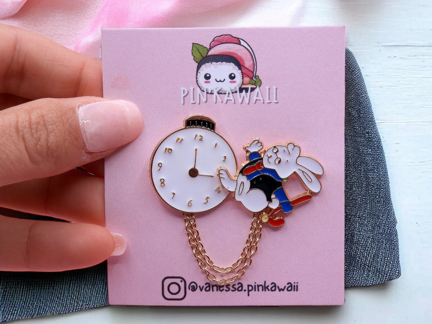 Lot de 2 Pin's Broche Email | Alice aux Pays des Merveilles | Lapin En Retard Alice | Kawaii Mignon