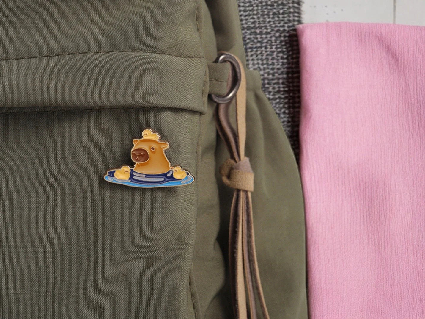 Pin's Broche Email | Cappy Mignon Avec Canard | Cappy | Kawaii | Fun | Humour Mignon