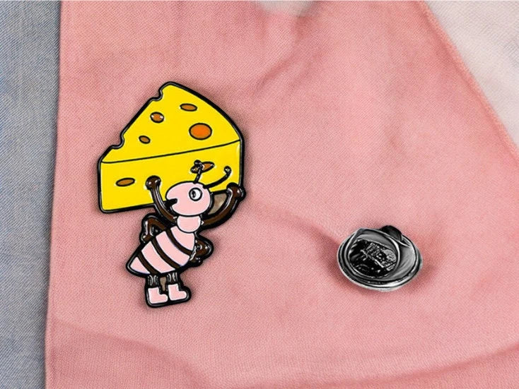 Pin's Broche Email | Fourmi qui porte un Fromage | Kawaii | Fun Dessin Animé