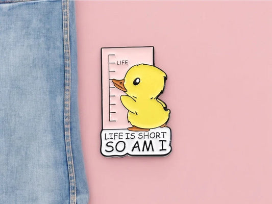 Pin's Broche Email | Poussin qui se Mesure | La vie est Courte comme Moi | Humour | Kawaii | Mignon