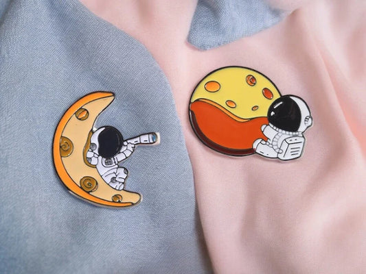 Pin's Broche Email | Astronaute sur Lune ou Croisson de Lune | Kawaii | Cosmonaute