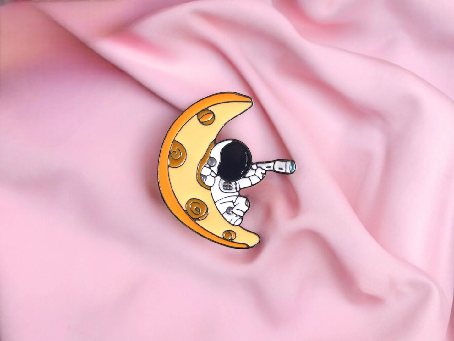 Pin's Broche Email | Astronaute sur Lune ou Croisson de Lune | Kawaii | Cosmonaute