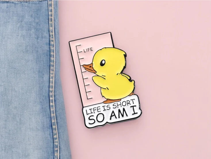 Pin's Broche Email | Poussin qui se Mesure | La vie est Courte comme Moi | Humour | Kawaii | Mignon