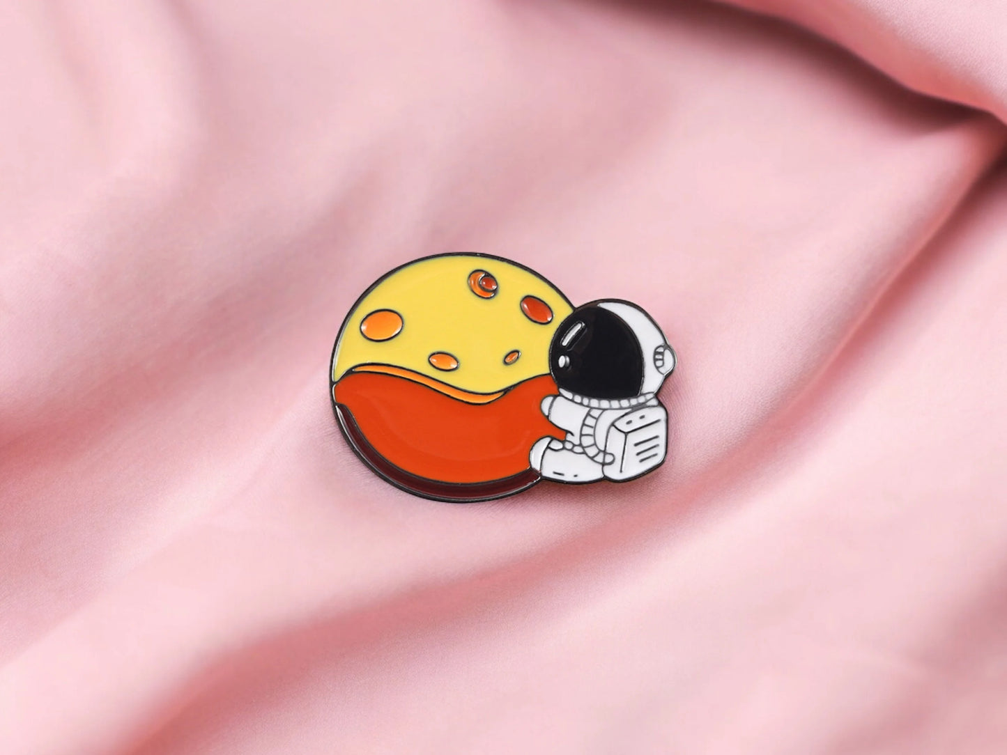 Pin's Broche Email | Astronaute sur Lune ou Croisson de Lune | Kawaii | Cosmonaute